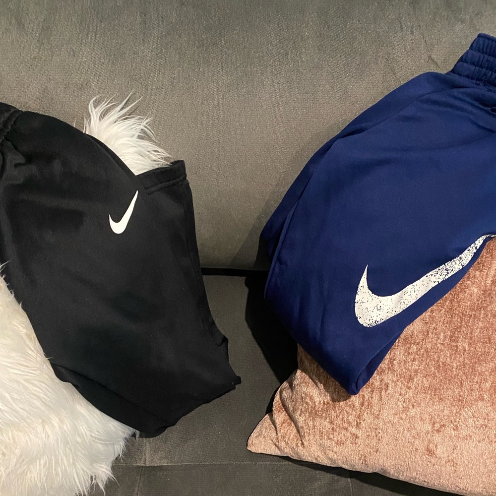 2 pairs of Nike jogging pants